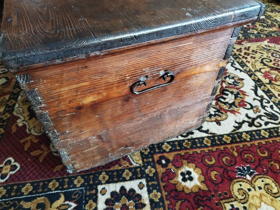 stara skrzynia wojskowa kufer