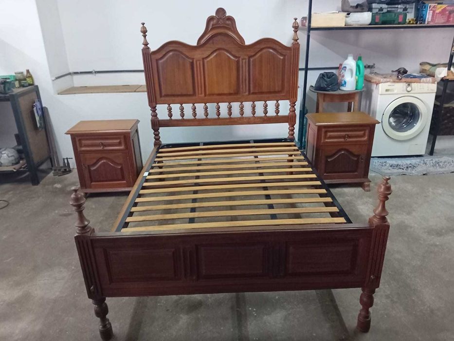 Cama de casal com mesinhas de cabeceira