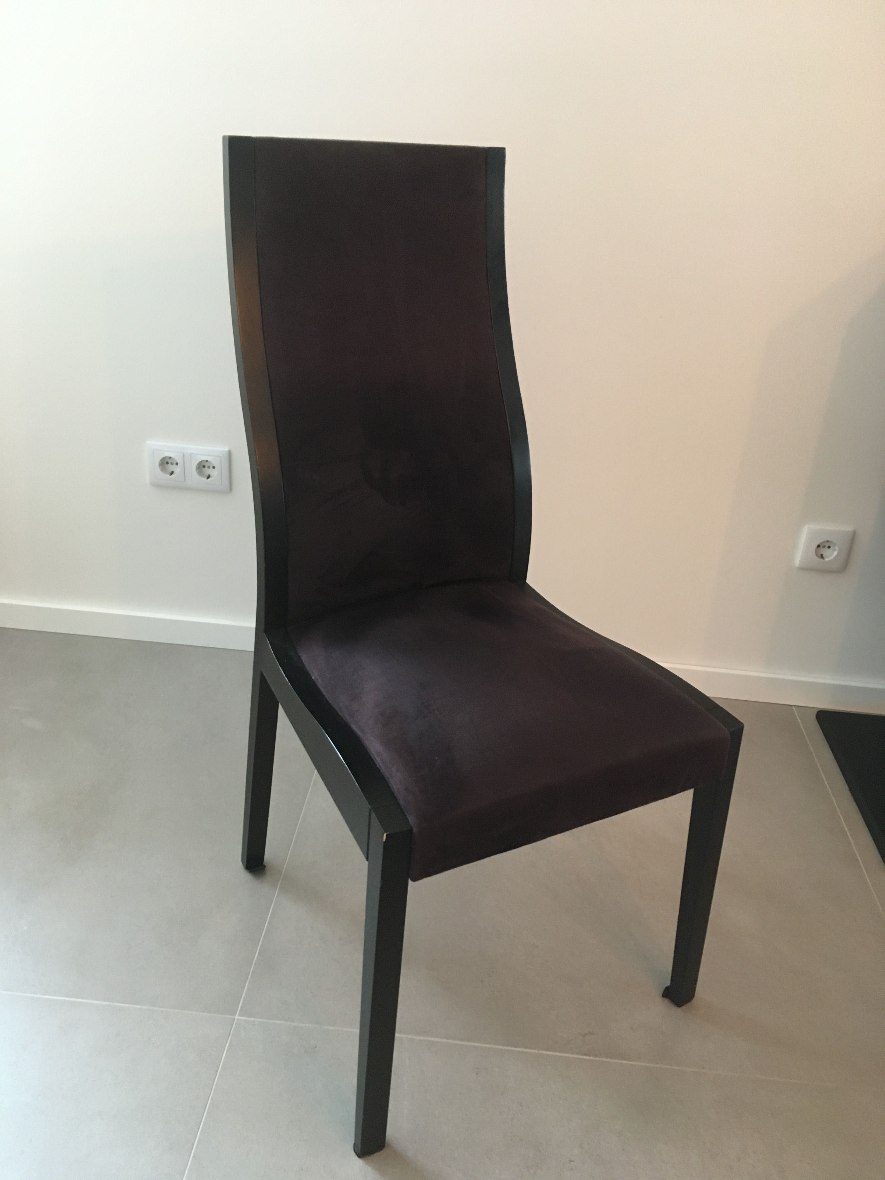Mesa de jantar com cadeiras mais aparador