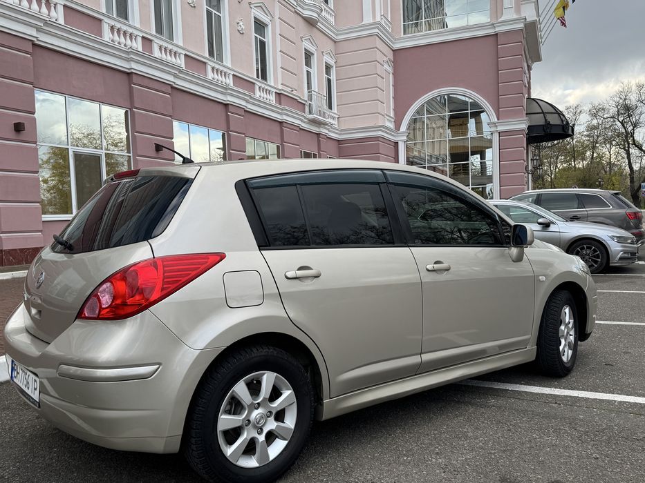 продам Nissan Tiida  2011 года 1.6 бензин