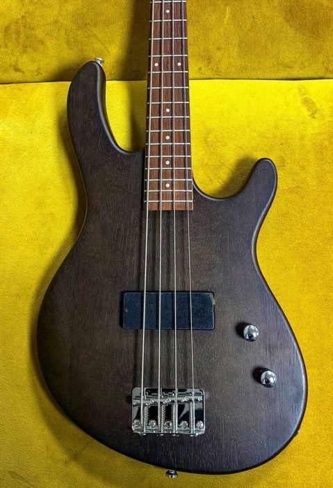 НОВА бас-гітара CORT Action Junior (Open Pore Walnut)