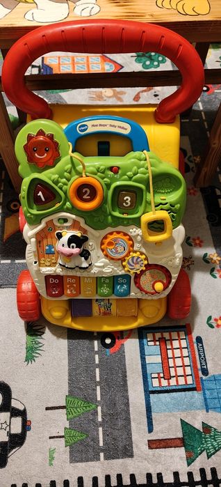 Sprzedam drewniany stolik z krzesełkami oraz jeździk