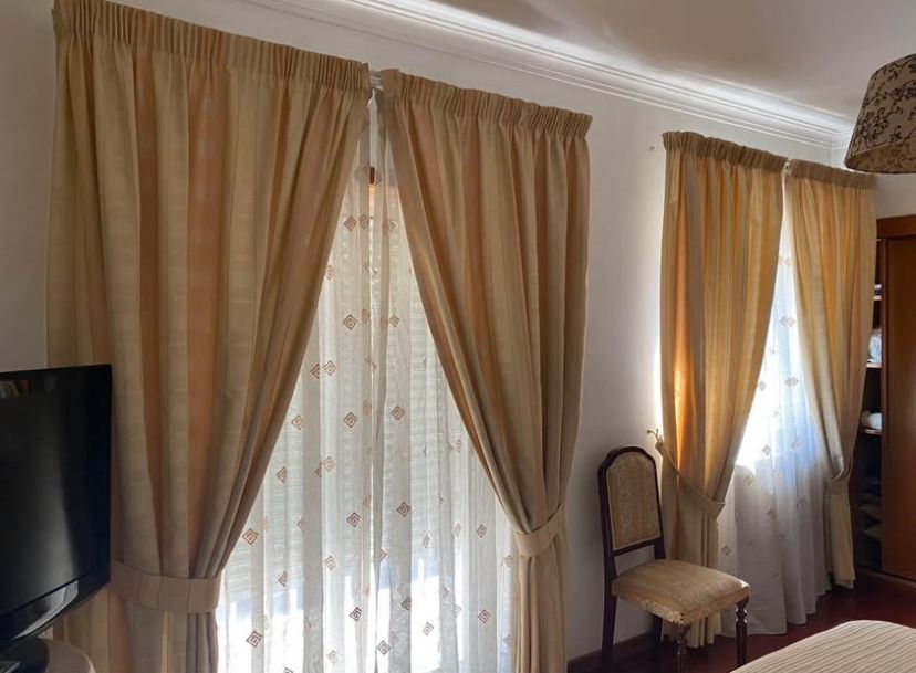 Conjunto cortinados e cadeira