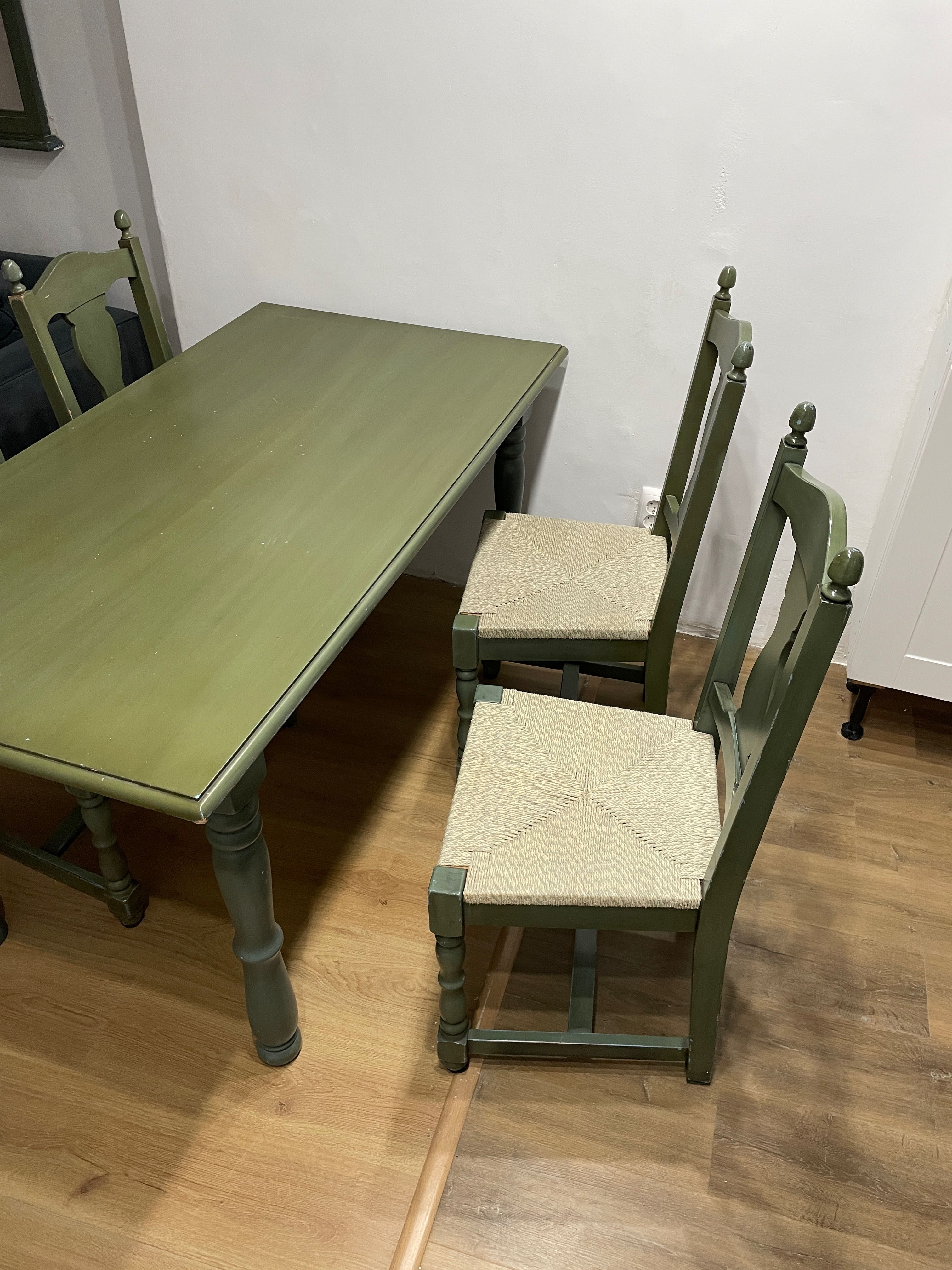 Mesa e 6 cadeiras em madeira