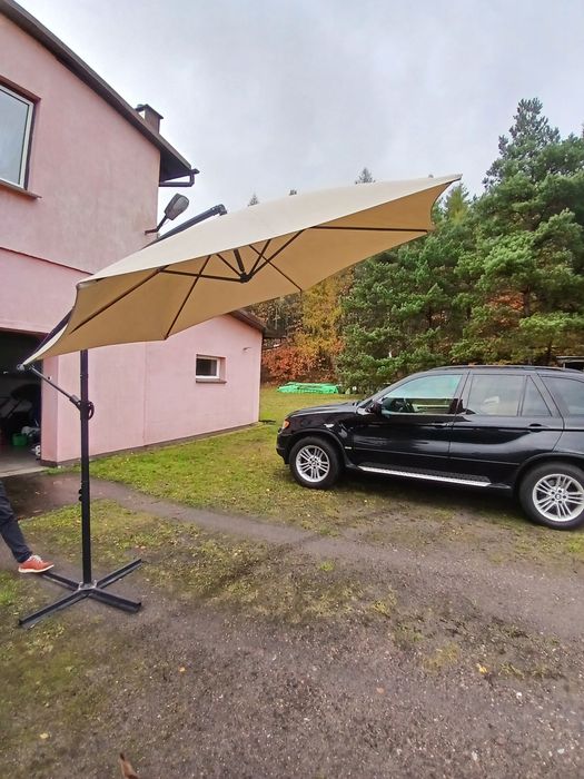 Duży parasol ogrodowy
