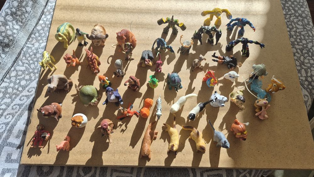 Фигурки персонажей и животных из разных коллекций