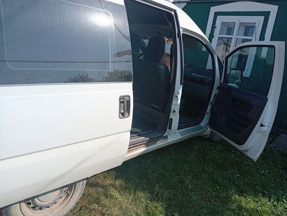 Пежо сімейне авто