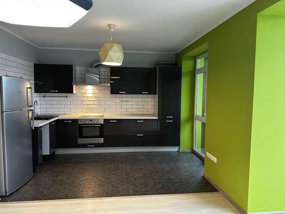 Продається простора 2-кімнатна квартира з коморою біля центру міста!