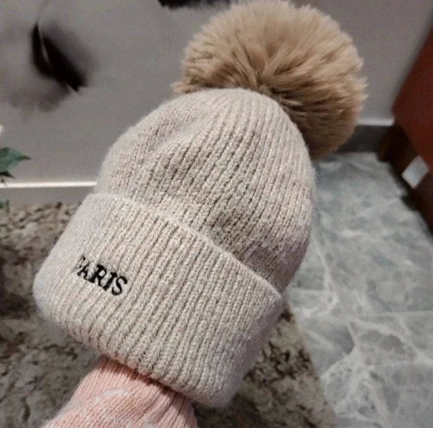 Śliczna czapka zimowa z pomponem  damska napis