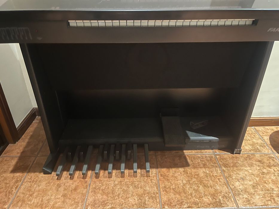 Órgão digital Farfisa c/ banco