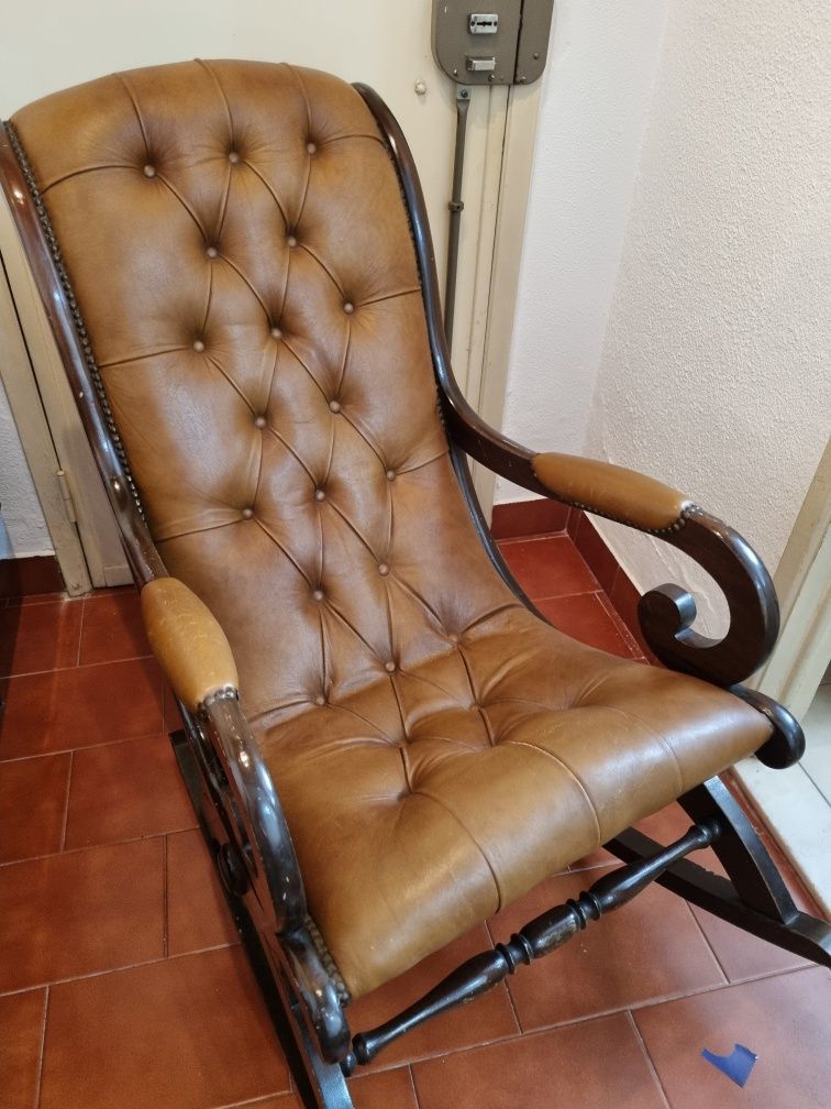 Cadeira de baloiço antiga em pele