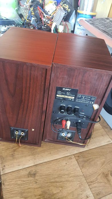 Компьютерные колонки SVEN BT-21 2x20W в рабочем состоянии.