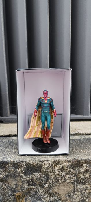 Vision figura da Marvel, pintado à mão.