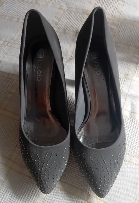 Sapatos cinza usados