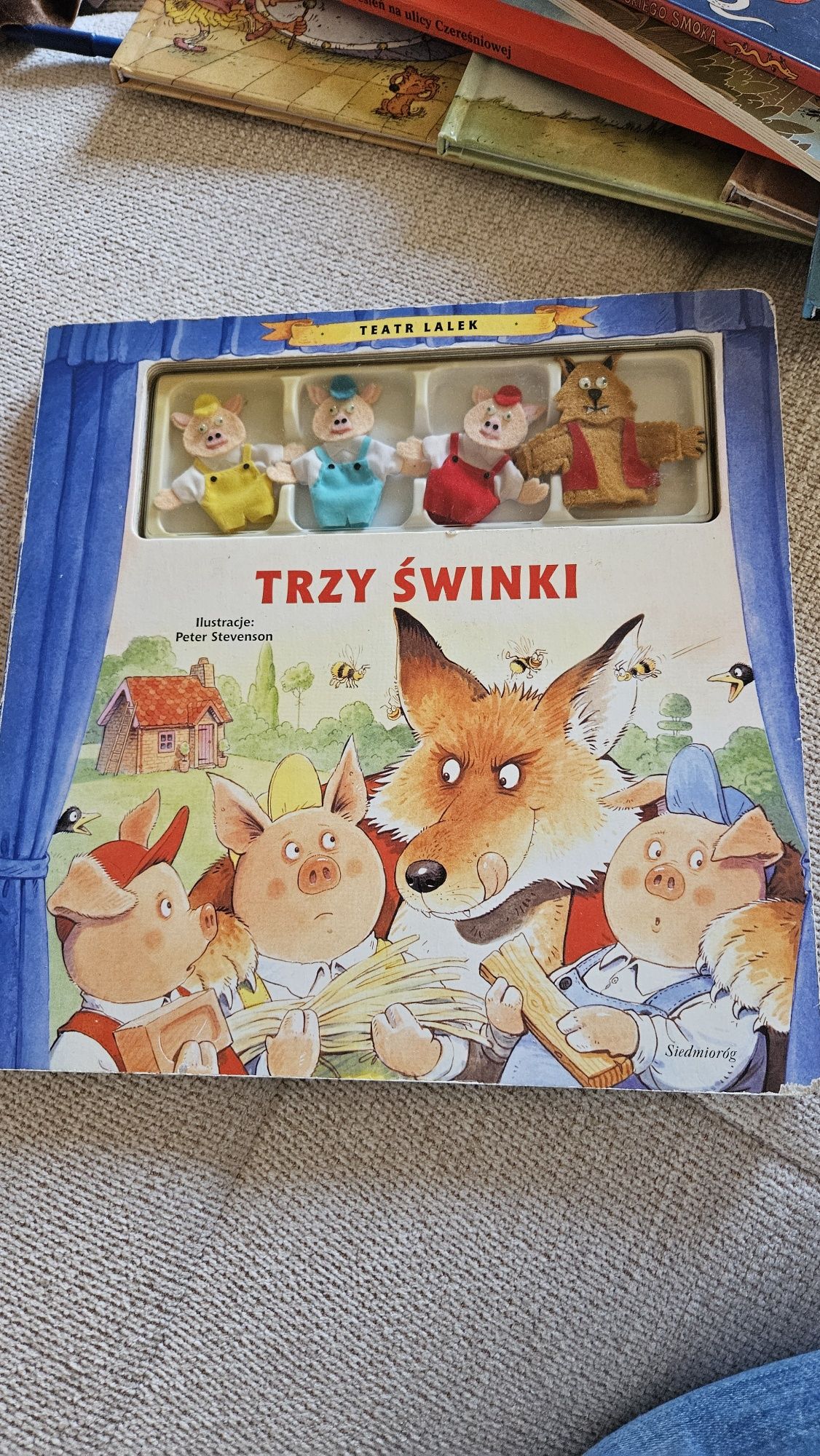 Książka trzy swinki z pacynkami siedmioróg