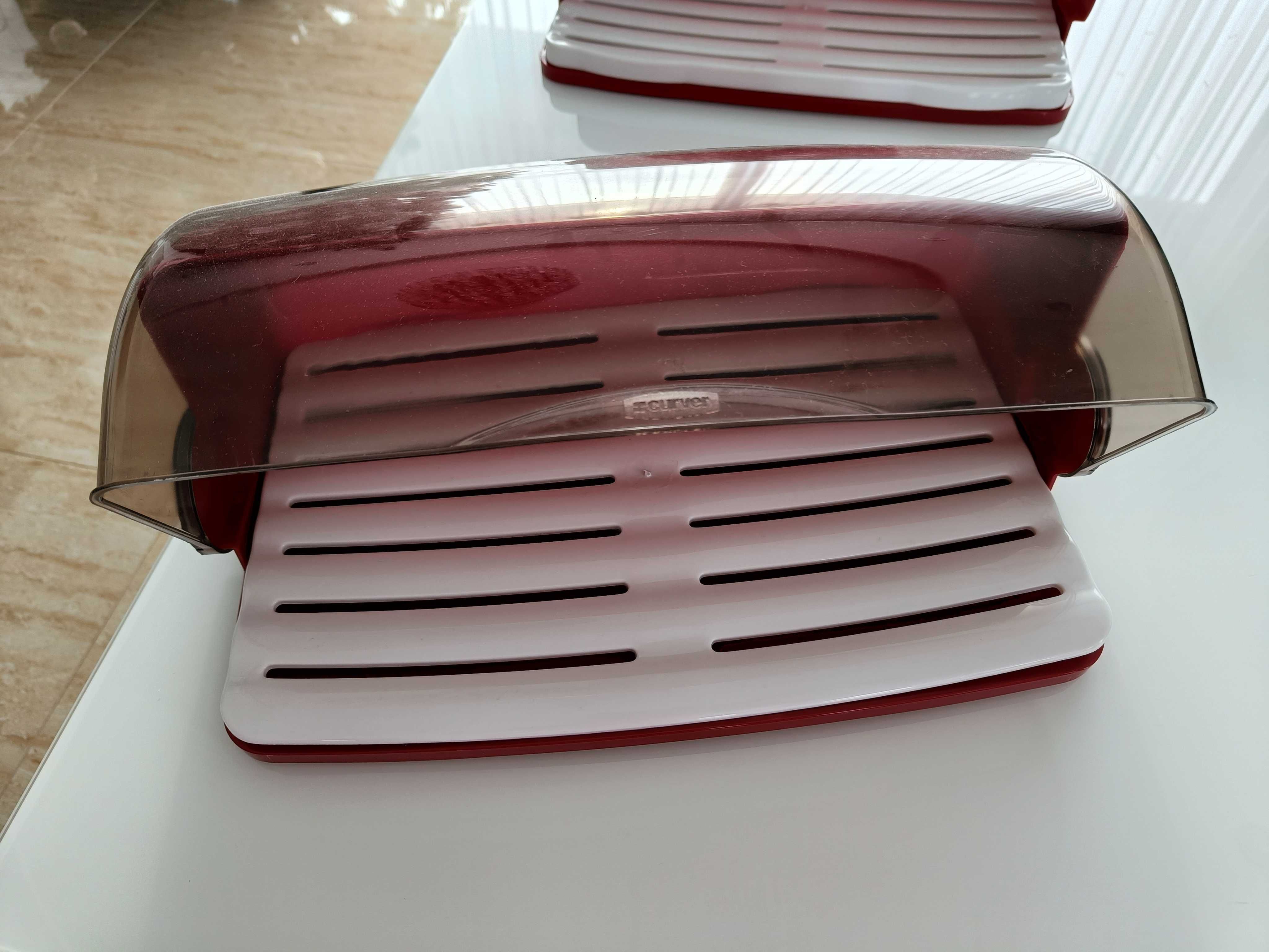 Chlebak plastikowy czerwony firmy curver