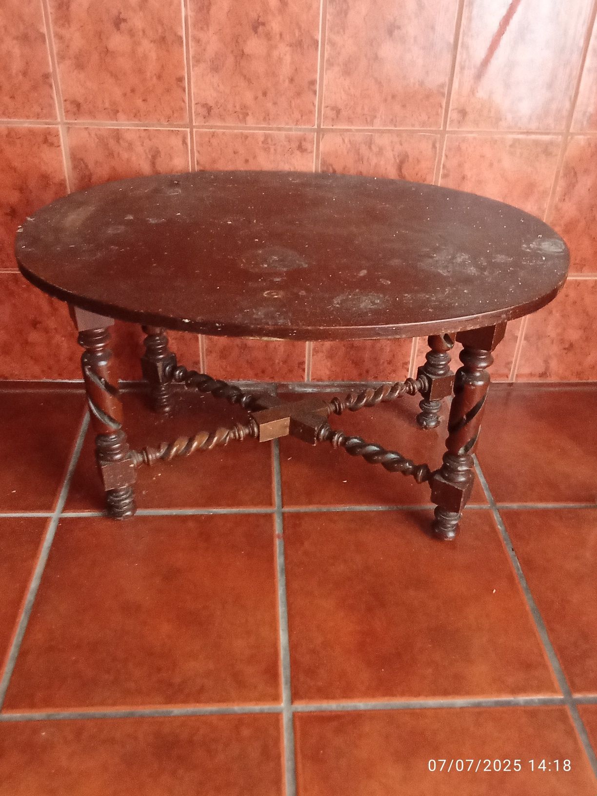 Mesa em madeira oval