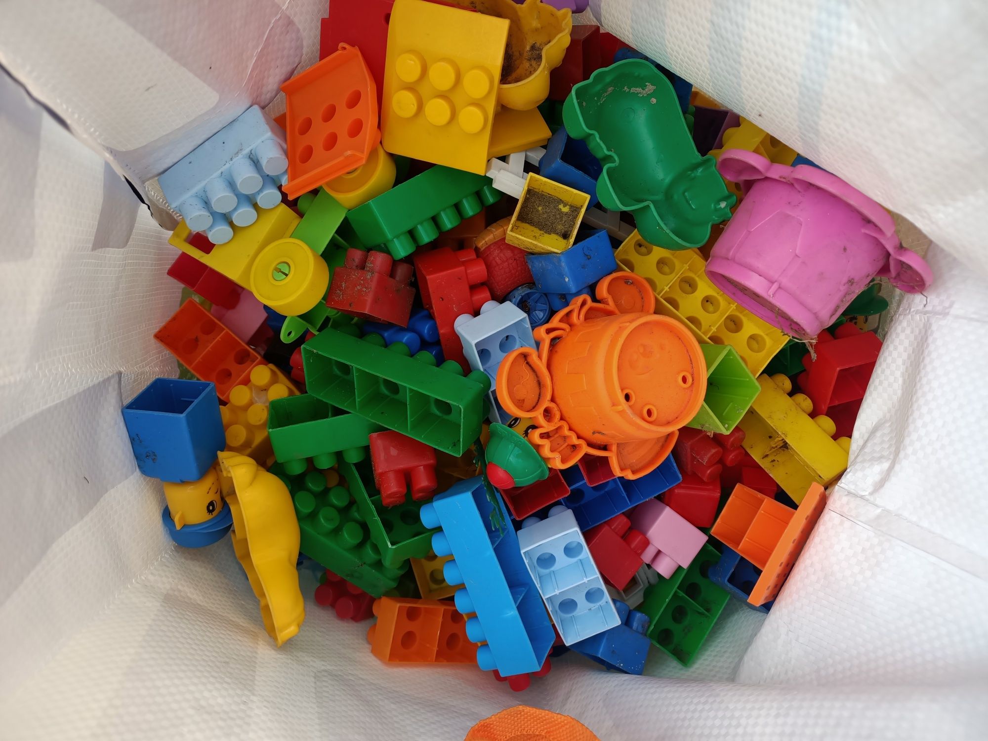 Klocki plastikowe i foremki do piaskownicy torba