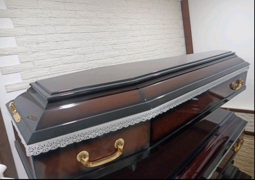 Лакові труни від виробника