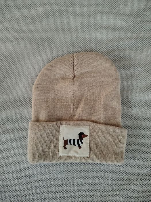 Nowa beżowa czapka zimowa z Jamnikiem
