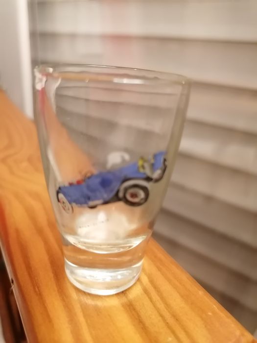 2 copinhos com imagem de carros antigos