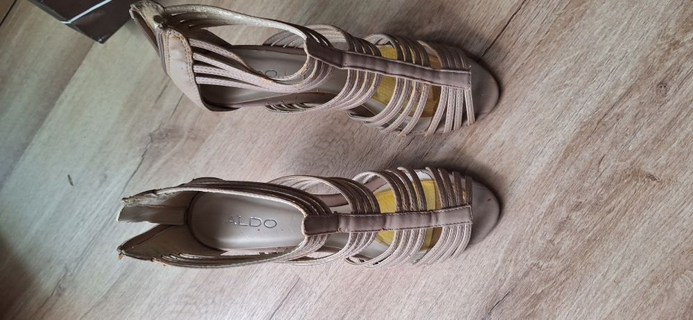 Sandálias Aldo novas