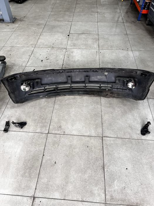 Продам передний бампер с противотуманками на BMW e46 рест.