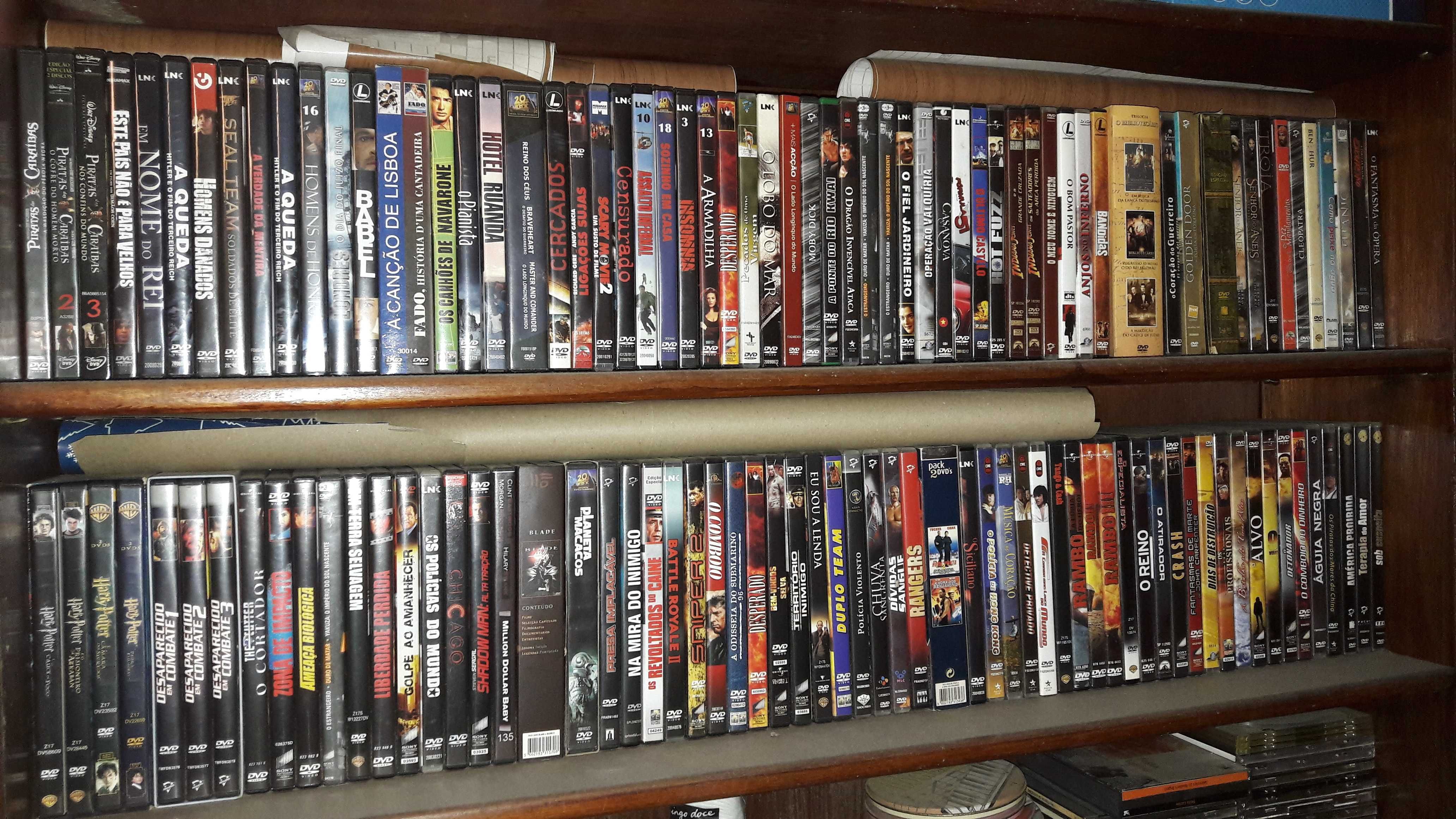 Venda de diversos DVDs e VHSs.