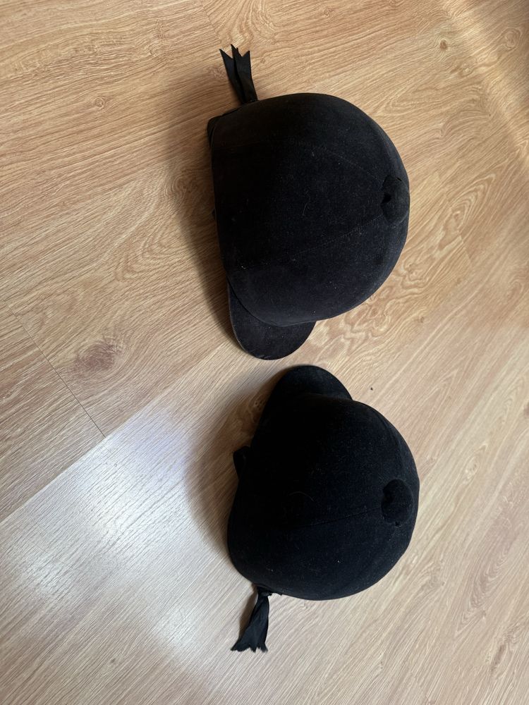 Capacete e botas montar o cavalo