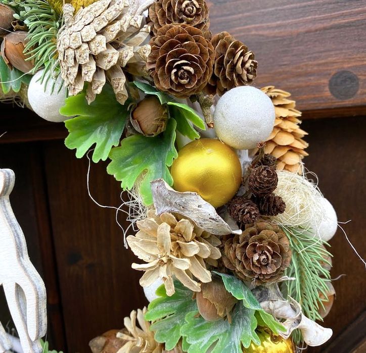 Naturalny wianek świąteczny na drzwi, biały, złoty, jasny