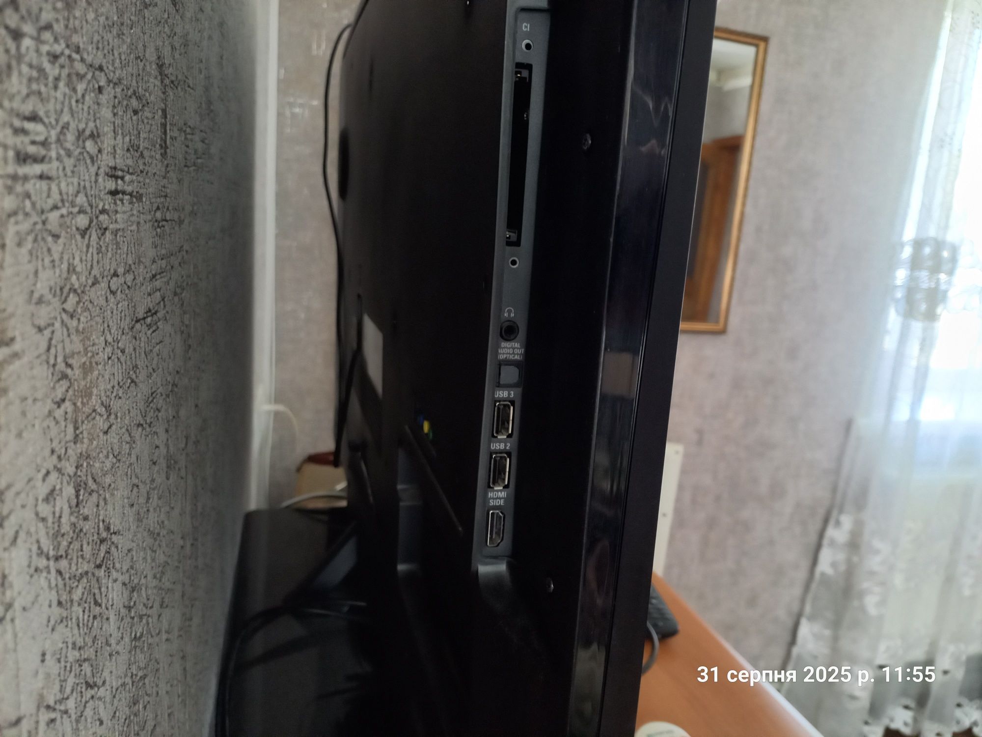 Телевізор 42" та 18" дюймів 2012 та 2014 років