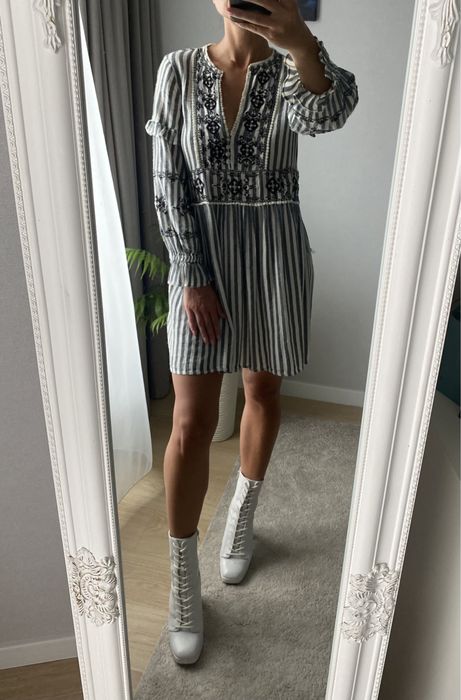 Чобітки білі на шнуровці фірми Bershka