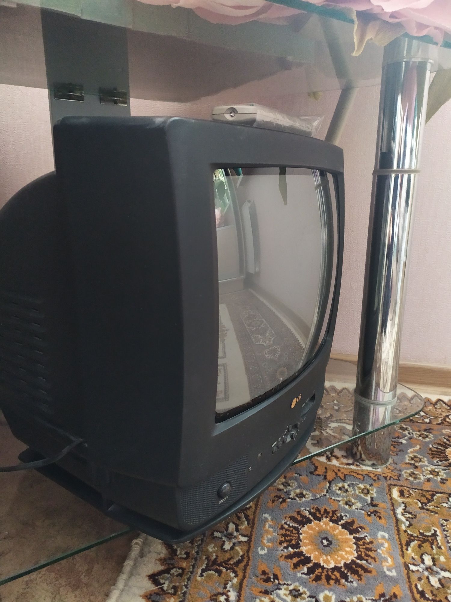 Телевизор LG (маленький)