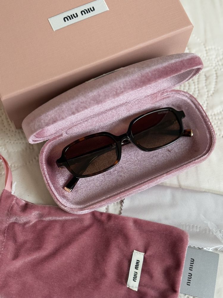 Солнцезащитные очки Miu Miu