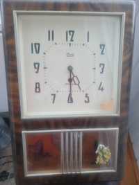 Антикварний настінний годинник з маятником "Янтар"