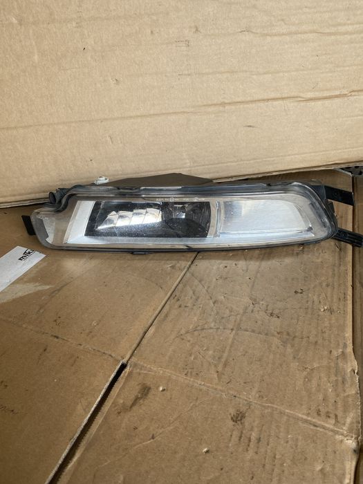 Фара противотуманная левая Volkswagen Passat B8
