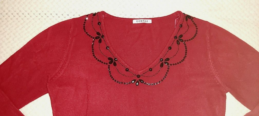 Czerwony sweter z ozdobnym dekoltem XL