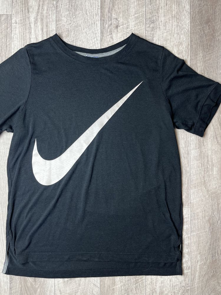 Футболка Nike big swoosh размер S оригинал спортивная big logo dri-fit