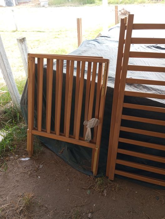 Cama de bebê simples com tudo