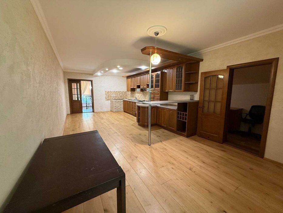 Оренда 4к будинку з гаражем на Карачунах