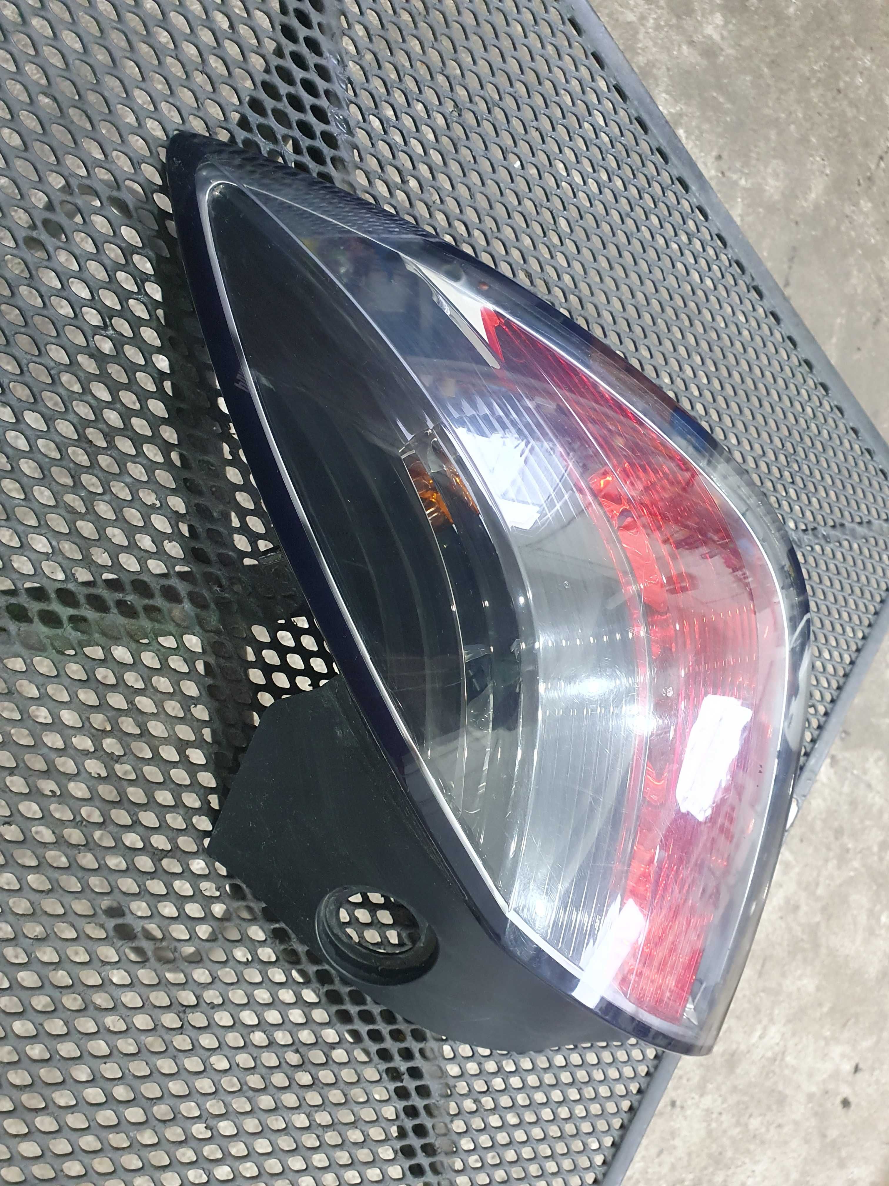 Lampa tylna tył prawa Opel Astra 3 H III GTC europejska 3 drzwi lift