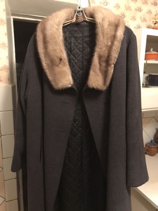 Женское шерстяное пальто с воротником из норки.