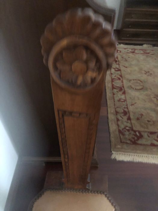 Bonita cadeiras em madeira trabalhada e com detalhes