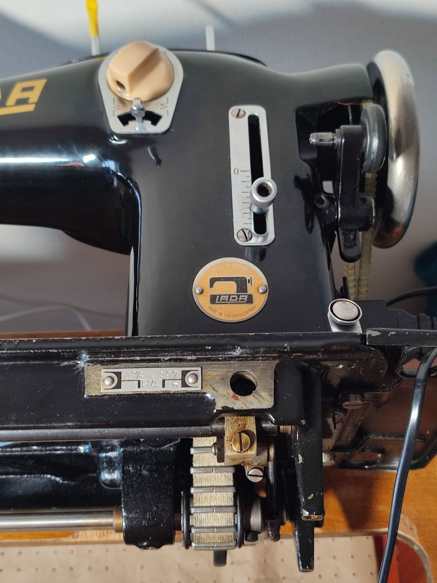 Машинка швейна з електроприводом, Lada233
