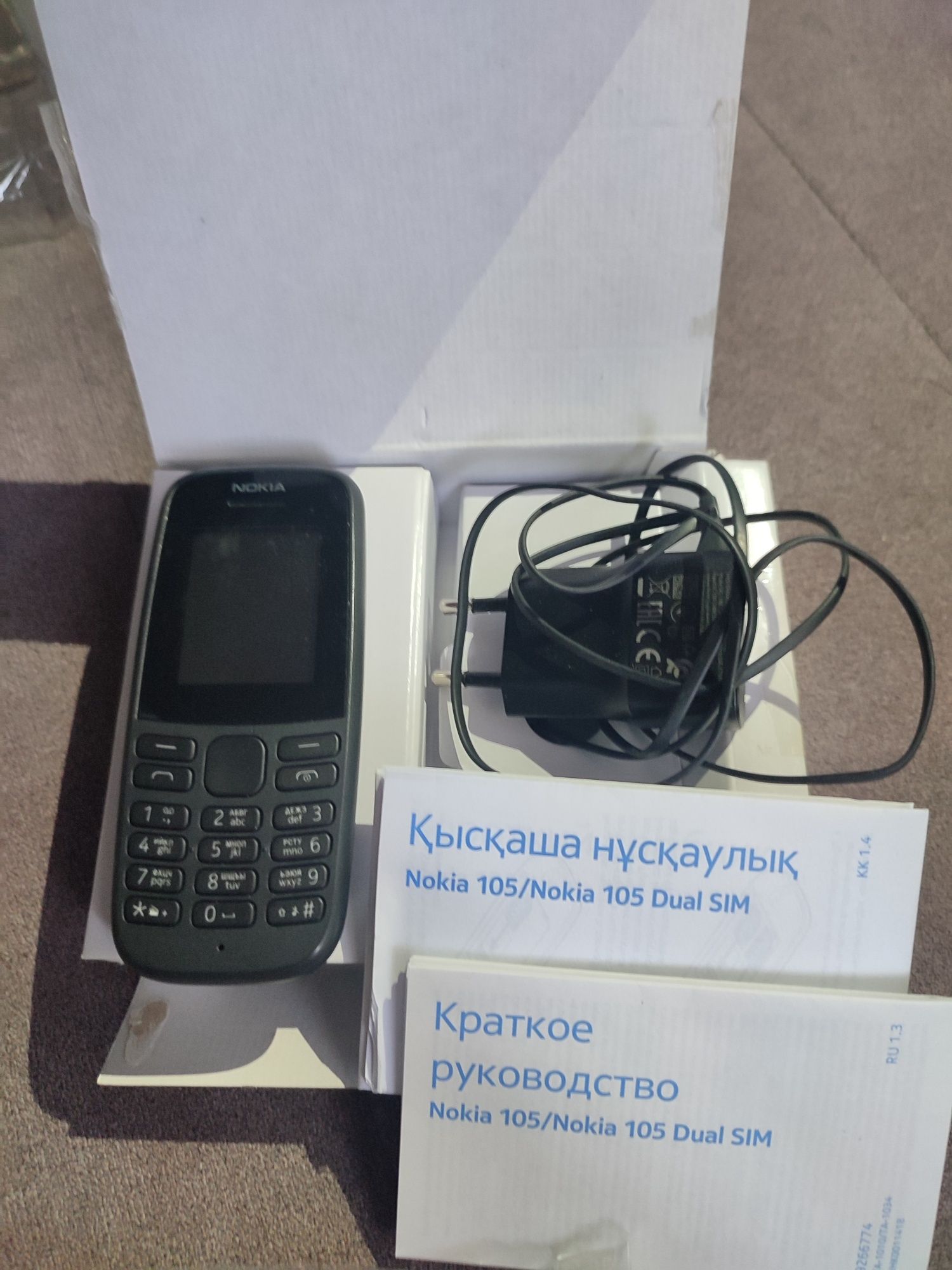 Мобільний телефон Nokia 105 із зарядним пристроєм