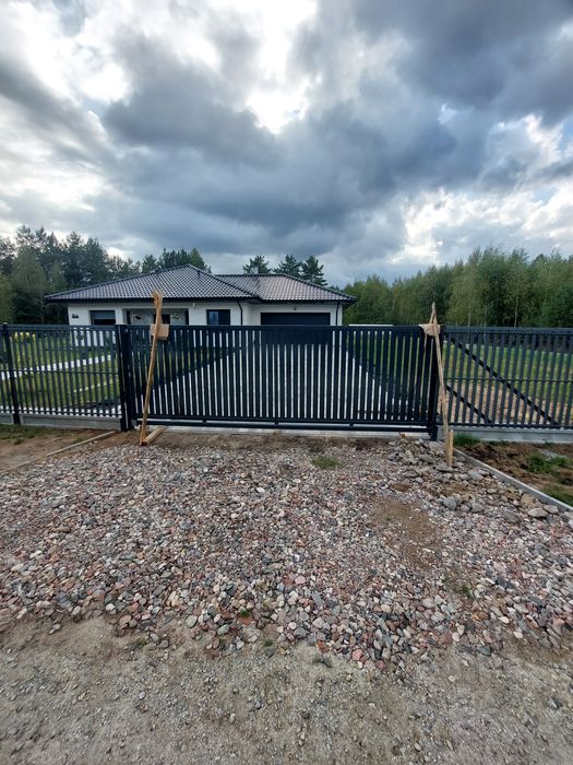 Montaż Ogrodzenie panelowe fi 4 153 z podmurówką 25cm