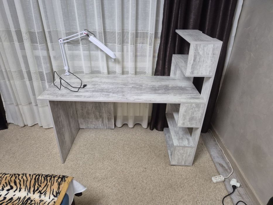 Стіл письмовий з полицями