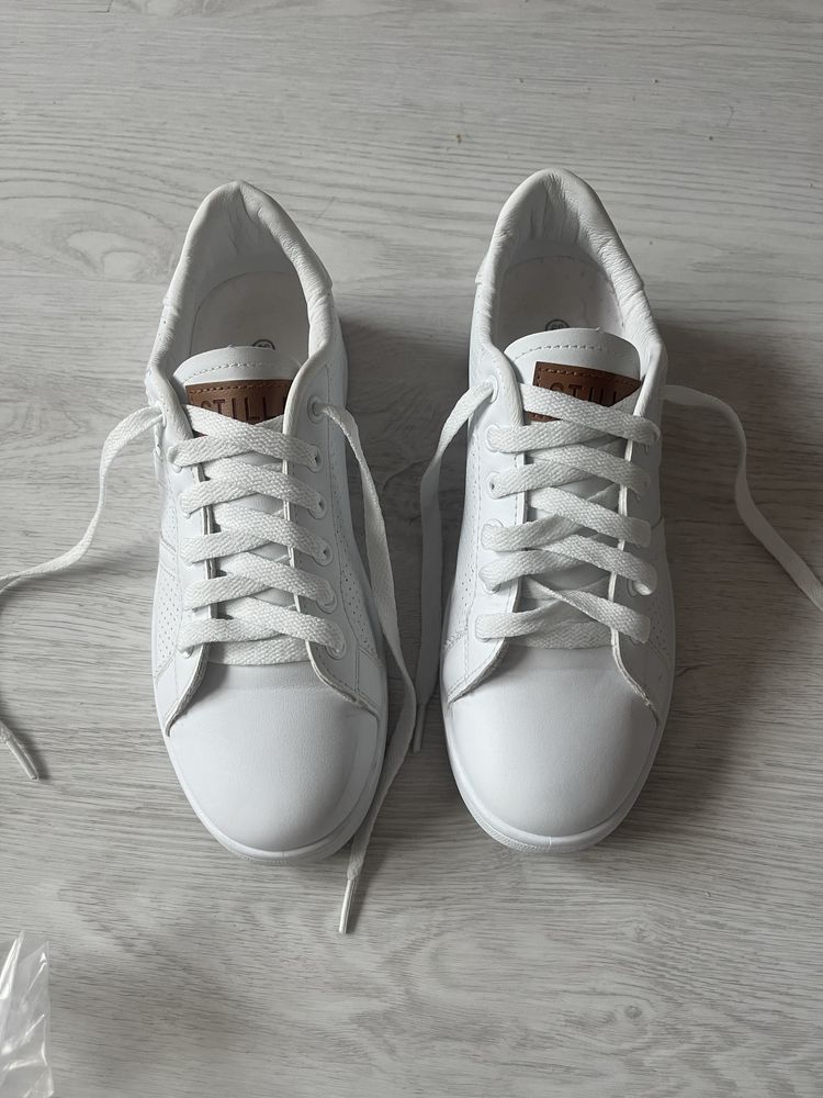 Кросівки білі