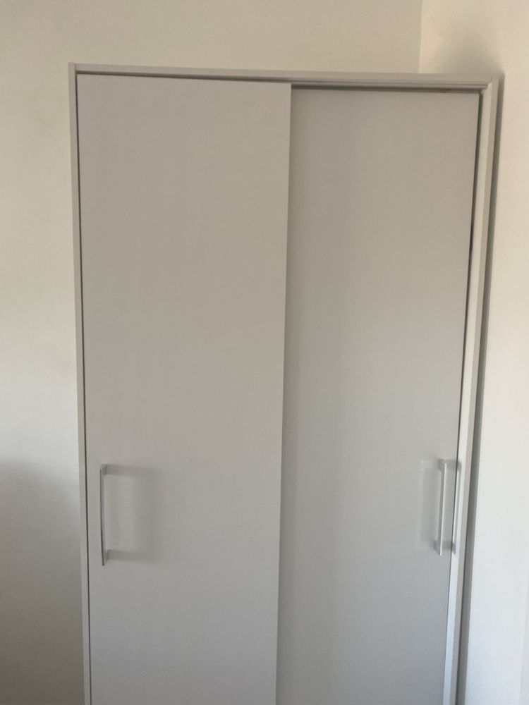 Roupeiro com portas deslizantes