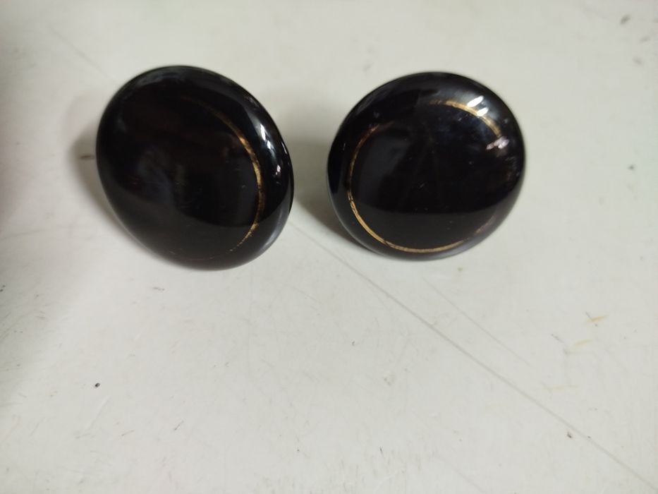 Dois puxadores em porcelana